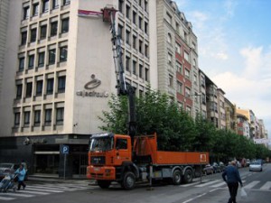 camioncesta1 Camión con cesta elevadora en Burgos